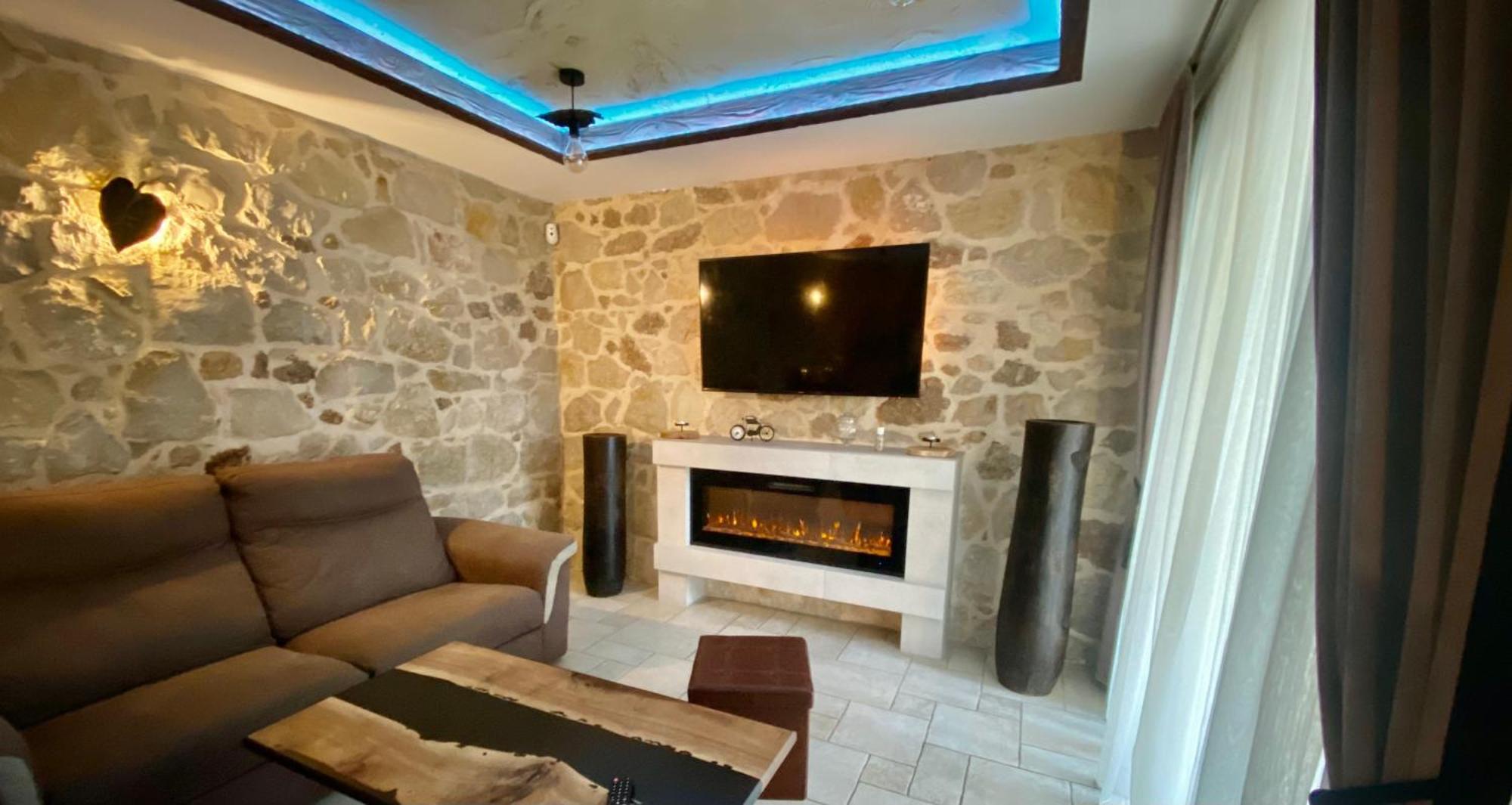 - Villa Marseilles