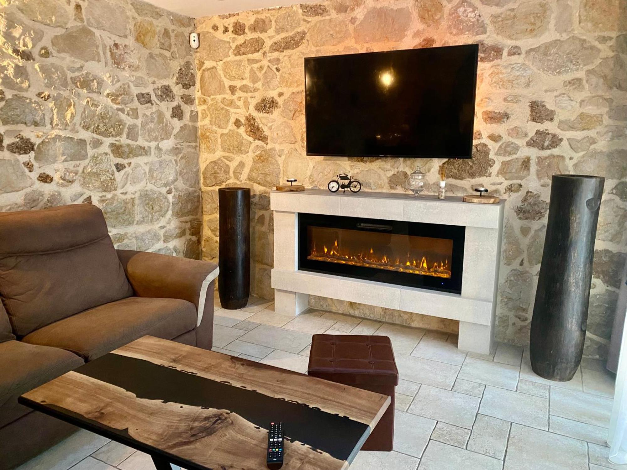 - Villa Marseilles