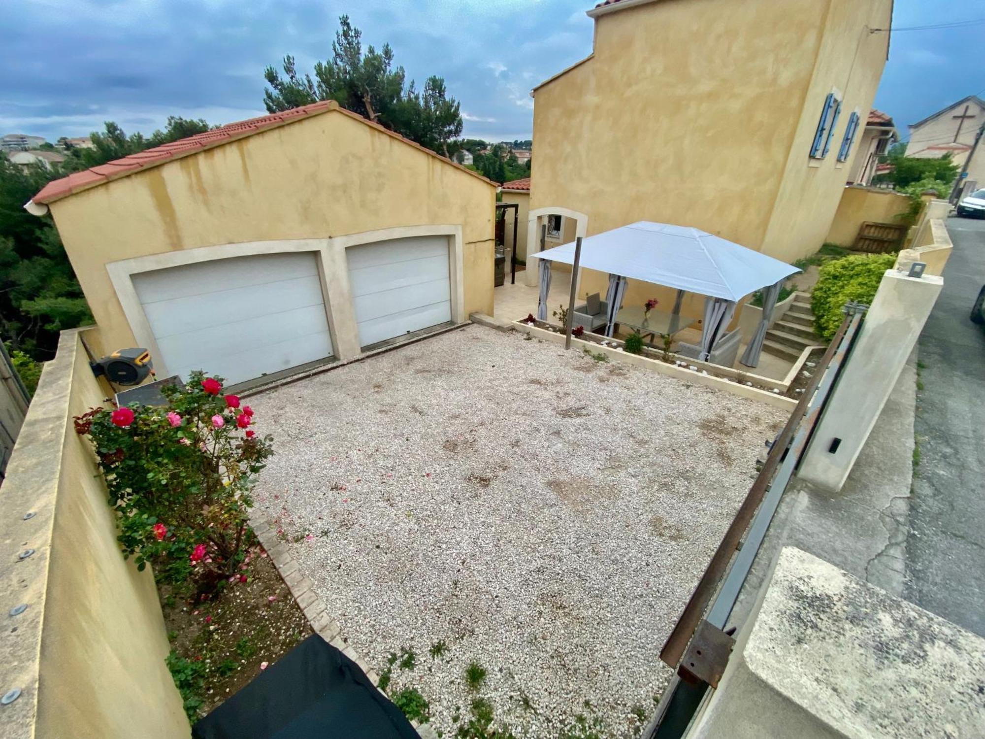- Villa *